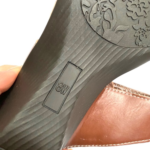 Nicole Brown Slip On Wedge Sandal Heels Velcro Strap Silver Flowers size 8 Wide - Picture 8 of 11